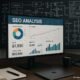 Modernes Büro mit großem Bildschirm, technische Diagramme und SEO-Analyse, umgeben von Notizbüchern, Laptop und Kaffee, im Hintergrund technische Visualisierungen auf einer Tafel