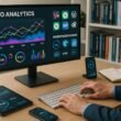Moderner Arbeitsplatz mit Monitor, technischen Geräten und Notizbüchern, zeigt SEO-Analysen und Webentwicklung im Büro