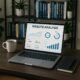 Modernes Arbeitsumfeld mit Laptop, Kaffee, Notizbuch und Bücherregalen im Hintergrund, Schwerpunkt auf technischer SEO-Arbeit.