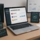 Aufgeschlagenes Laptop mit SEO-Dashboard, technische Komponenten, Diagramme und Analyse-Tools auf einem sauberen Arbeitsplatz, geeignet für professionelles WordPress SEO-Setup.