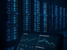 Futuristisches Rechenzentrum bei Nacht mit leuchtenden Serverracks, Bildschirm mit Performance-Diagrammen und Glasfassade, die die Serverräume zeigt