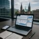 Moderne Büroumgebung mit Laptop, Smartphone, Notizbuch und Stadtblick in Bremen, zeigt technische Kompetenz und Produktivität