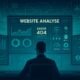 Ein Analyst vor mehreren großen Monitoren mit Grafiken, Diagrammen und Tool-Icons, verbunden durch leuchtende Linien in einem futuristischen, technischen Design.