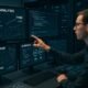 Moderner High-Tech-Arbeitsplatz mit Monitoren, Datenanalysen, Code, Netzwerkdiagrammen und einem Serverraum im Hintergrund. Credit: 404 Magazine (Tobias Hager)