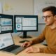 Junger SEO-Manager arbeitet konzentriert an seinem Arbeitsplatz mit Monitoren, Notizen und Whiteboard im Hintergrund