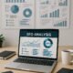 Moderner Büroarbeitsplatz mit Laptop, Notizbüchern, Smartphone und Whiteboards mit SEO-Diagrammen, Szene strahlt Produktivität aus