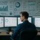 Digitaler Analytik-Experte sitzt in einem modernen Büro vor Monitoren mit Diagrammen und SEO-Analysen, im Hintergrund Whiteboard mit Skizzen und Charts.