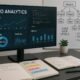 Moderner Arbeitsplatz mit Computerbildschirm, Notizen, Whiteboard mit Website-Architektur und Core Web Vitals, inklusive Pflanze, für technische SEO-Analyse.