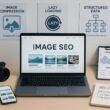Modernes digitales Arbeitszimmer mit Laptop, Kamera, Smartphone und Infografiken zur Bild-SEO-Optimierung, helles und technisch inspiriertes Setting