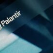 Palantir Unternehmenslogo in Weiß auf einem dunklen Hintergrund, geeignet für Artikel zu Technologietrends