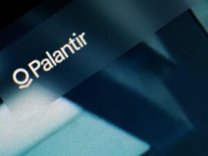 Palantir Unternehmenslogo in Weiß auf einem dunklen Hintergrund, geeignet für Artikel zu Technologietrends