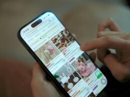 Eine Person scrollt auf einem Smartphone durch eine Online-Shopping-App und betrachtet Produktangebote.