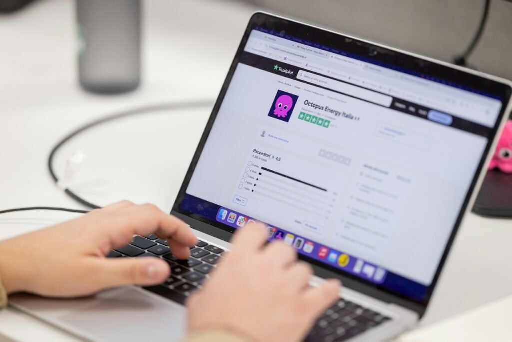 Person tippt auf einer Laptop-Tastatur, der Bildschirm zeigt Inhalte für digitales Arbeiten im Büro oder Homeoffice.