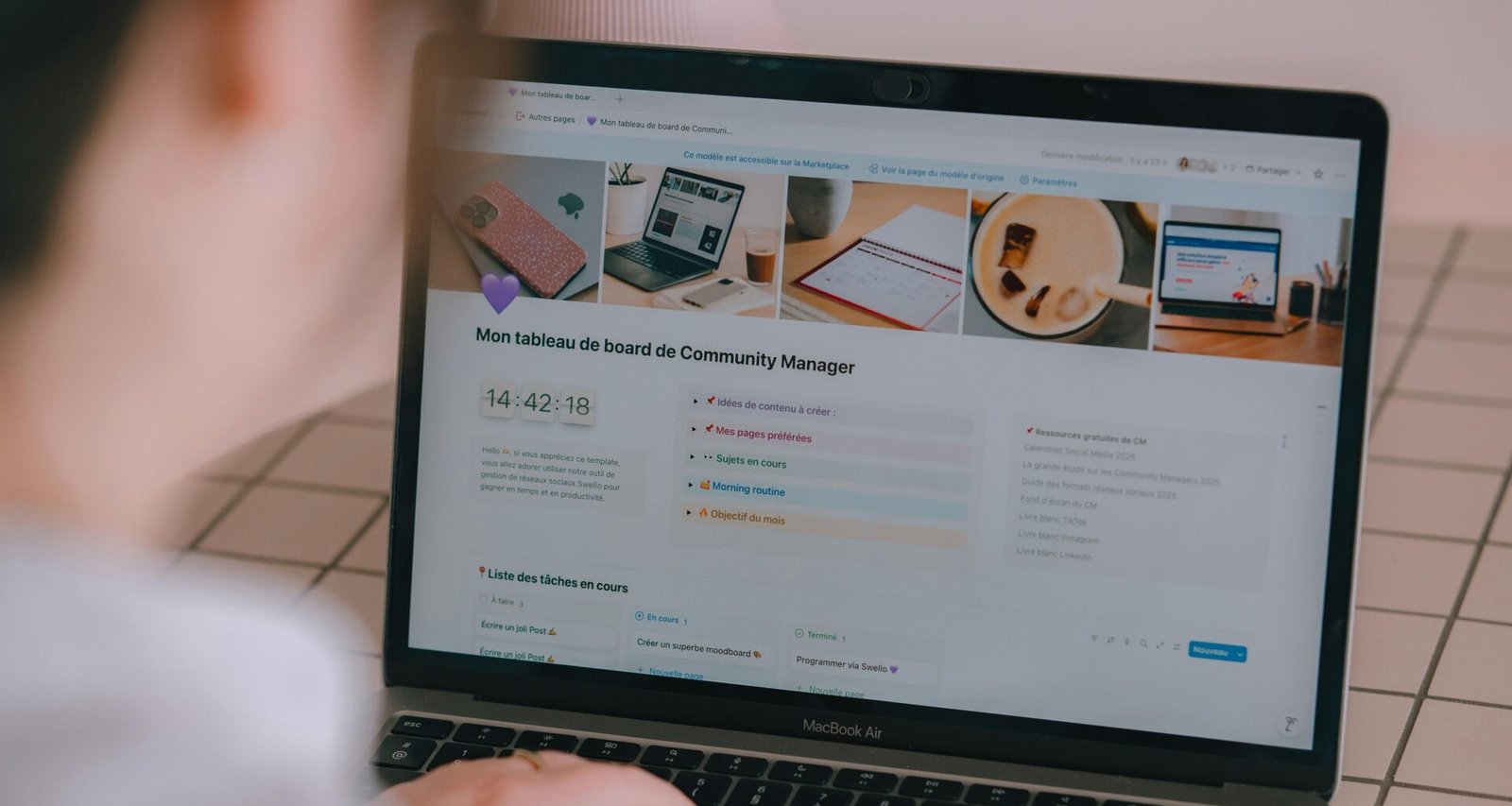 Eine Person betrachtet aufmerksam eine Webseite auf einem Laptop-Bildschirm, Fokus auf Online-Marketing-Arbeit