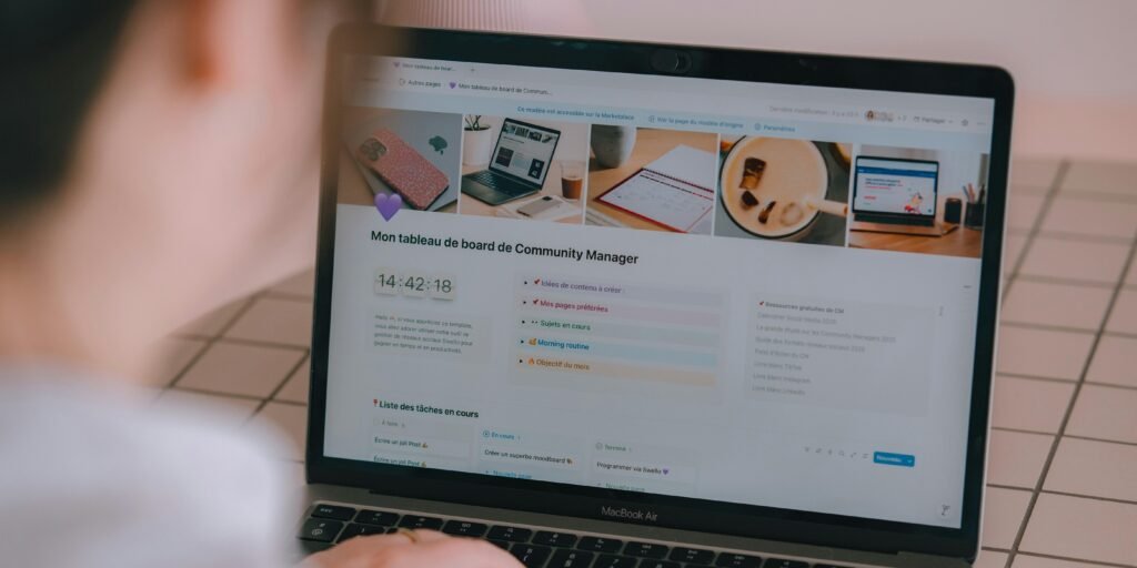 Person blickt auf einen Laptop-Bildschirm mit geöffneter Website, Fokus auf Online-Marketing und Webtechnologien