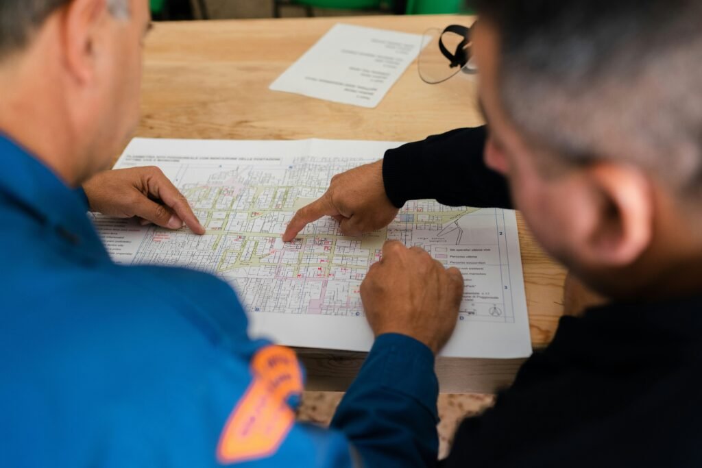 Eine Person verfasst handschriftliche Notizen auf einem weißen Blatt Papier, Nahaufnahme des Schreibprozesses