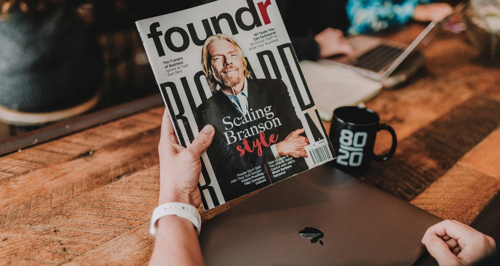 Person hält das Foundr-Buch fest in den Händen, Fokus auf Buchcover und Motivationsliteratur.