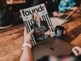 Person hält das Foundr-Buch fest in den Händen, Fokus auf Buchcover und Motivationsliteratur.