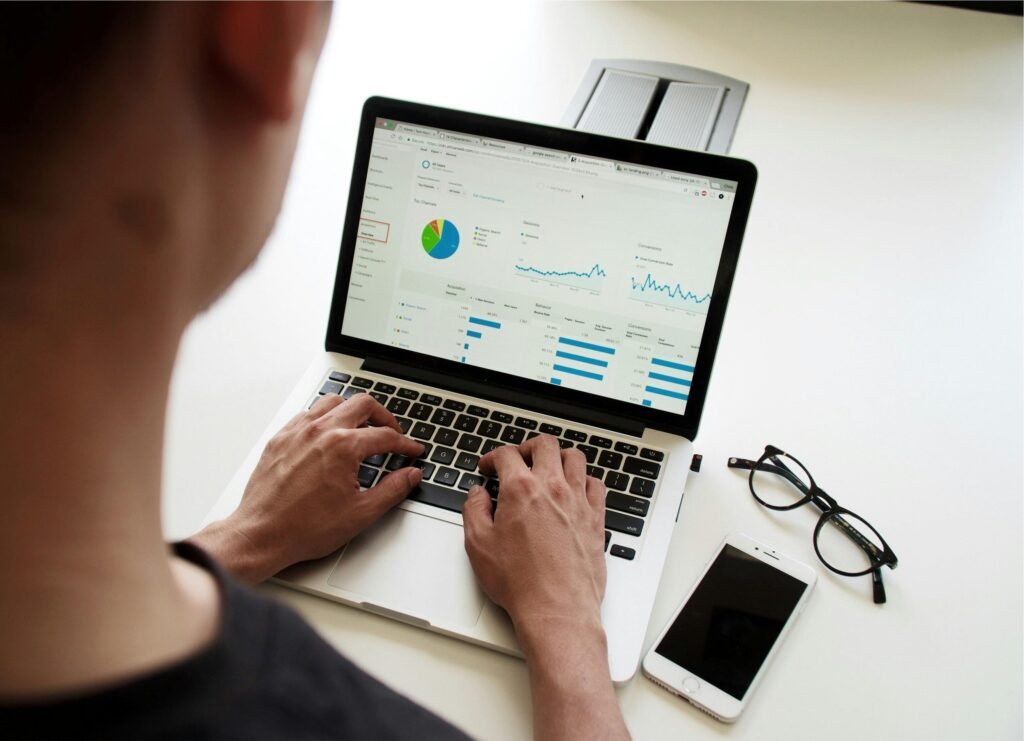 Eine Person nutzt ein MacBook Pro an einem Schreibtisch für digitale Arbeit und Online-Marketing-Aufgaben.