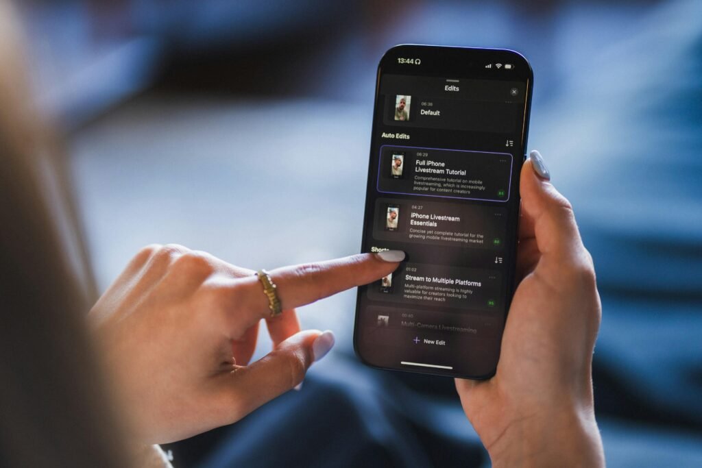 Person hält ein Smartphone mit einer angezeigten Listenansicht in der Hand, fokussiert auf digitale Organisation und Produktivität
