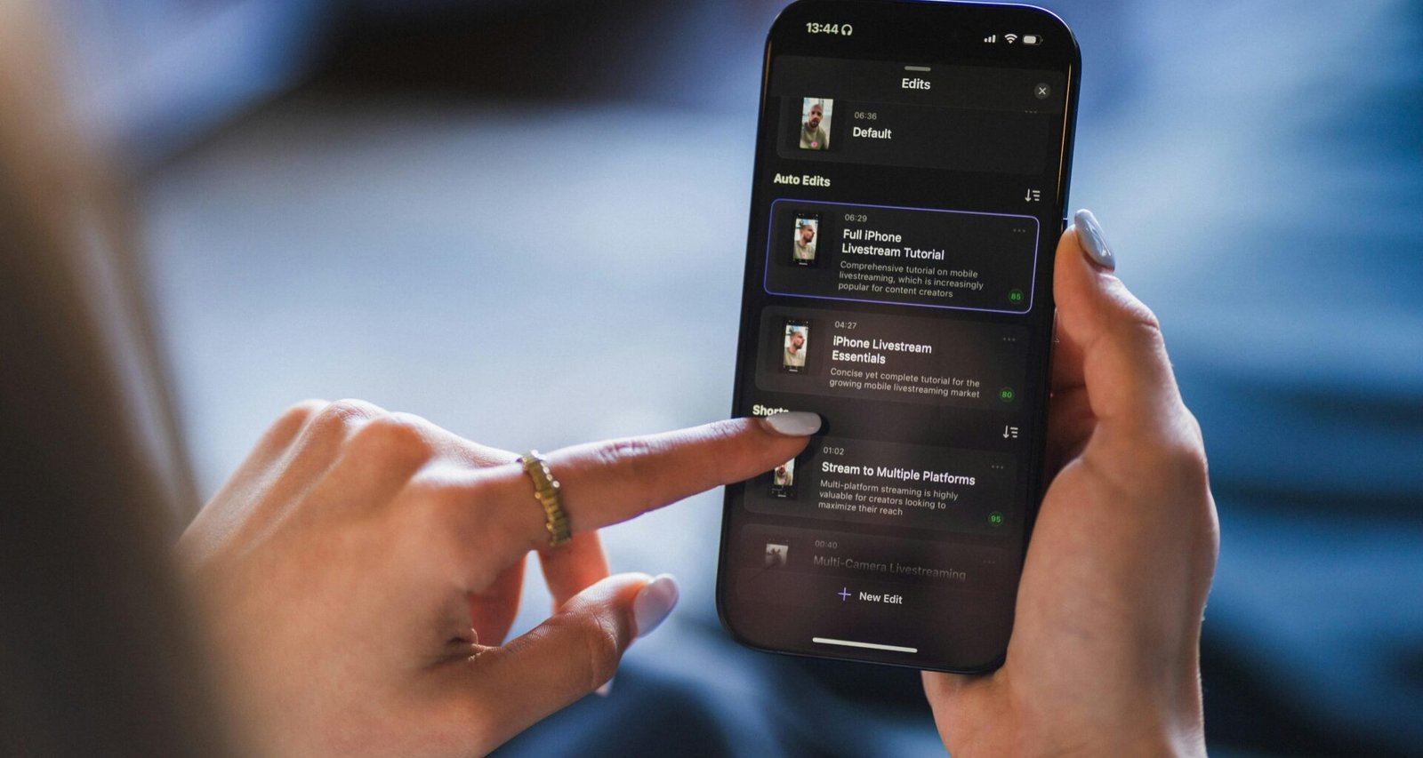 Person hält ein Smartphone mit einer angezeigten Listenansicht in der Hand, fokussiert auf digitale Organisation und Produktivität