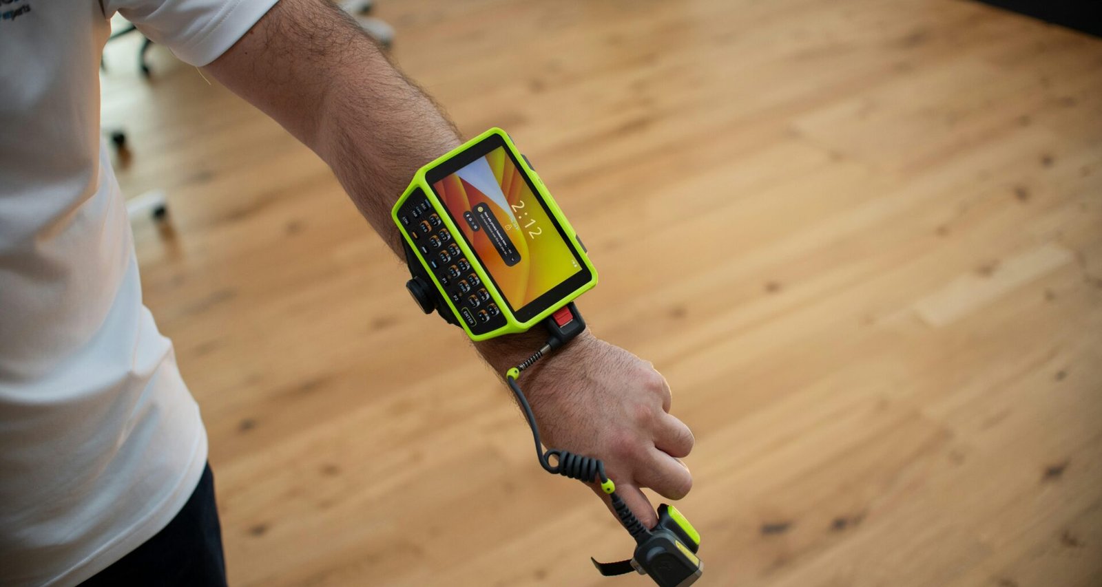 Person trägt ein modernes Wearable am Arm, das verschiedene Funktionen zur smarten Alltagsunterstützung bietet