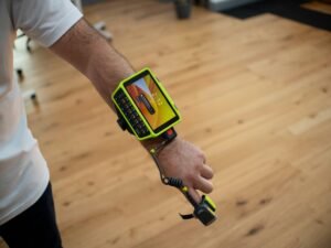 Person trägt ein modernes Wearable am Arm, das verschiedene Funktionen zur smarten Alltagsunterstützung bietet