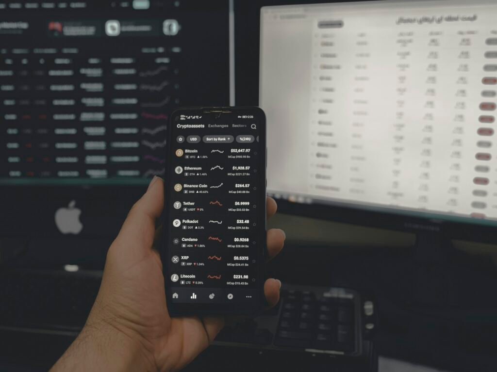 Eine Person hält ein schwarzes Android-Smartphone in der Hand – Symbolbild für mobile Technologie und Smartphones.