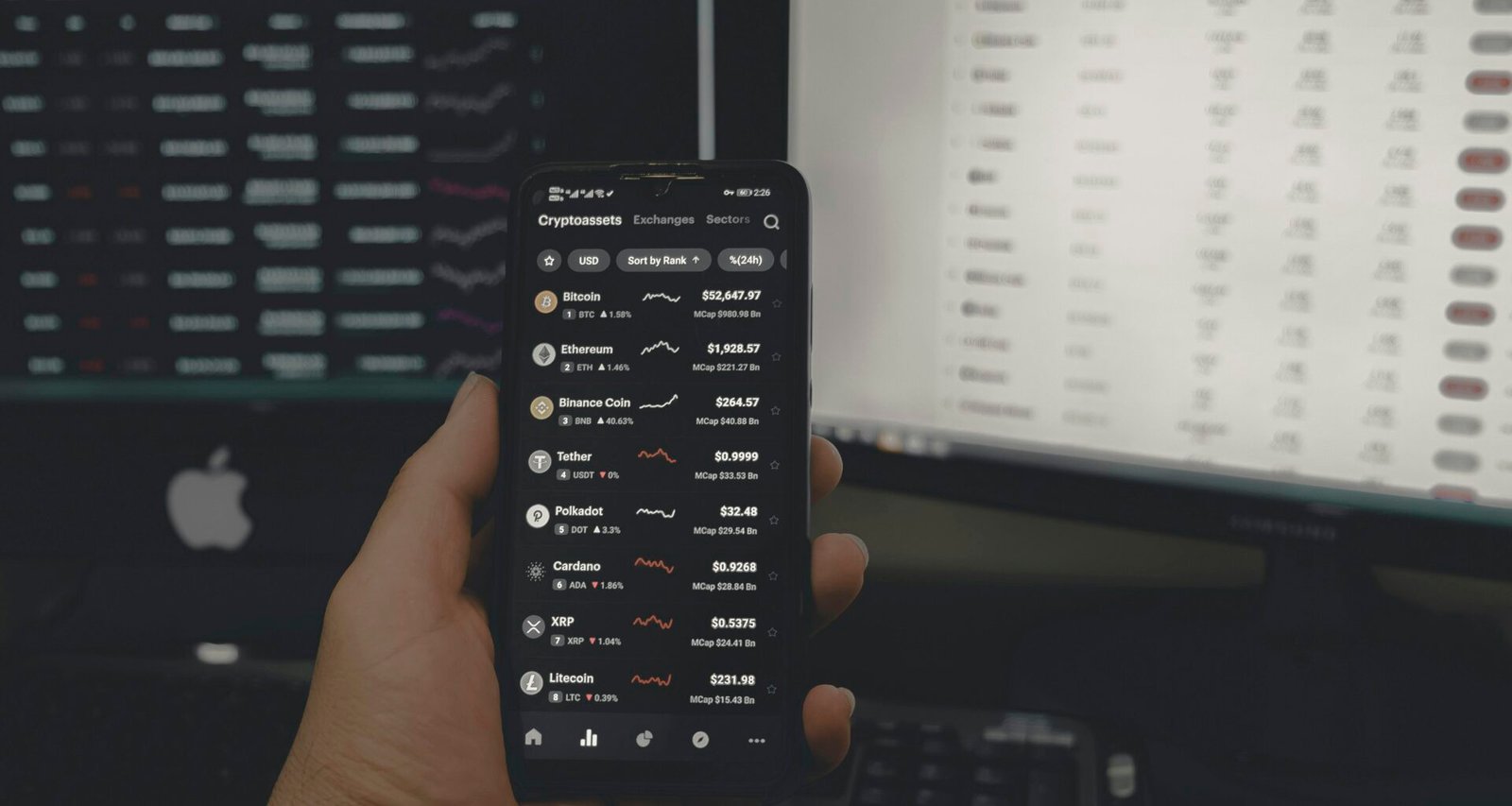 Eine Person hält ein schwarzes Android-Smartphone in der Hand – Symbolbild für mobile Technologie und Smartphones.