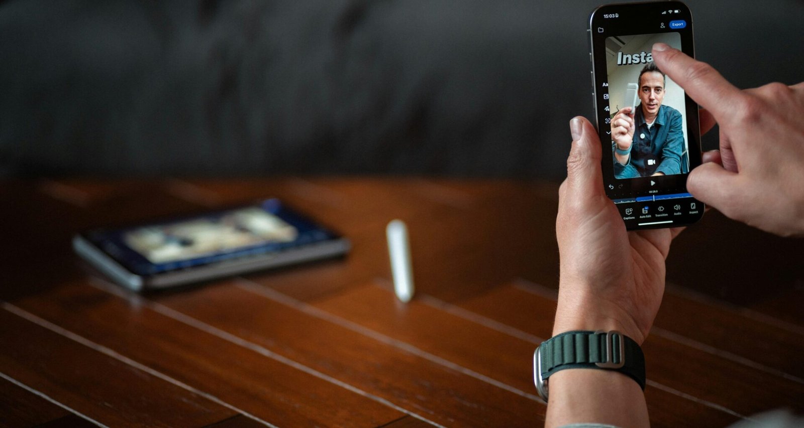 Person hält ein Smartphone mit aktivem Videoanruf in der Hand, Bildschirm zeigt einen Gesprächspartner, Fokus auf die mobile Technologie