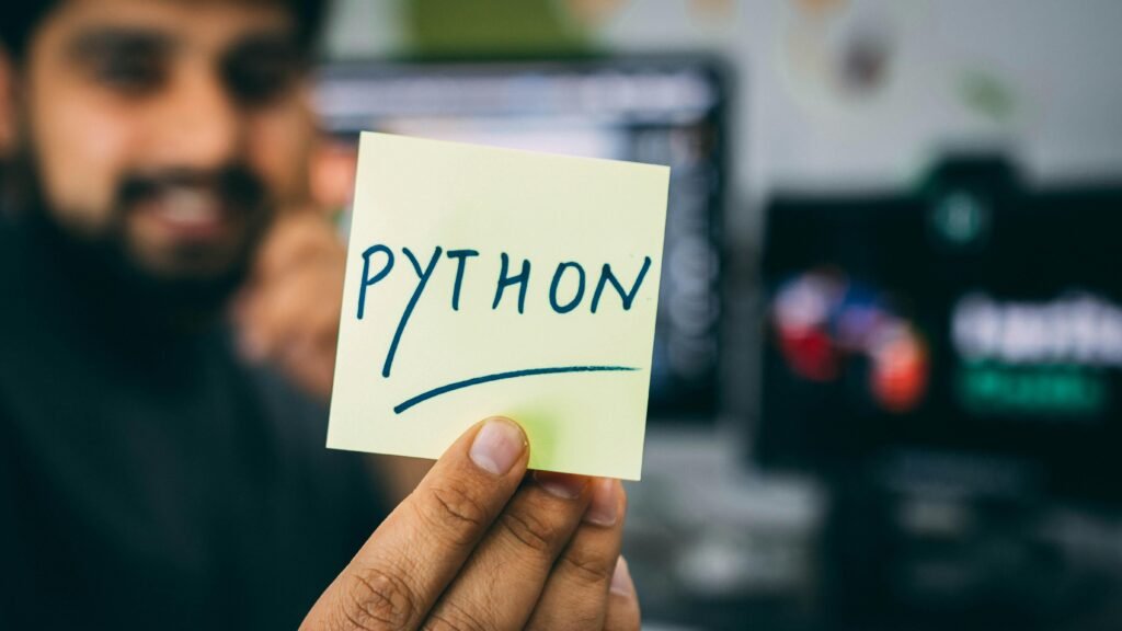 Eine Person hält eine gelbe Haftnotiz in der Hand und plant Aufgaben am Schreibtisch mit weiteren Notizzetteln.