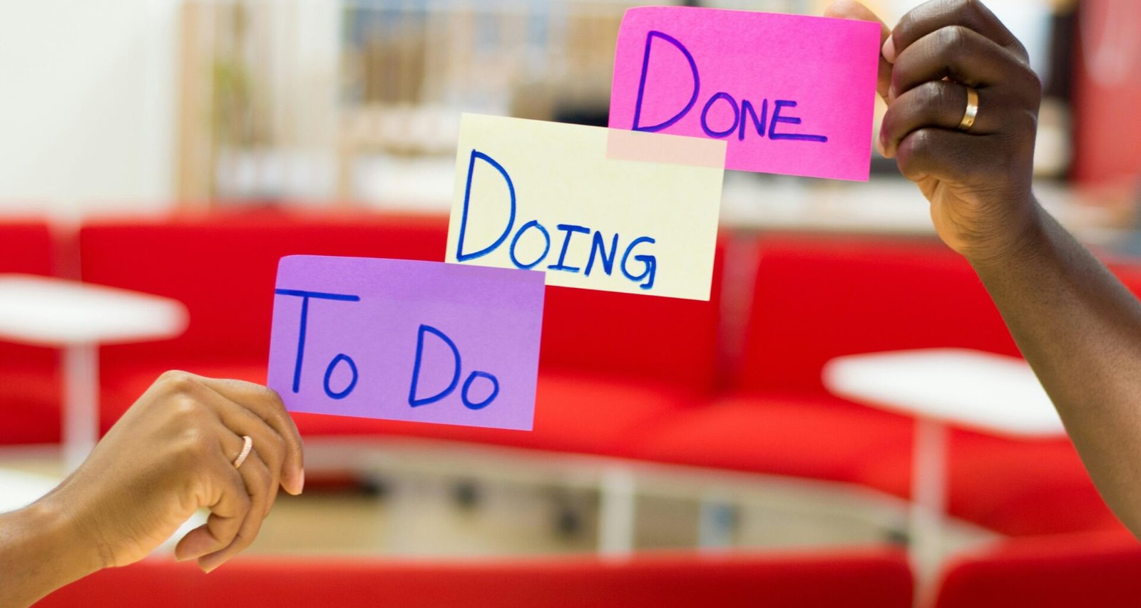 Eine Person hält eine lila und weiße Karte in der Hand, möglicherweise für digitale Anwendungen oder Identifikation.