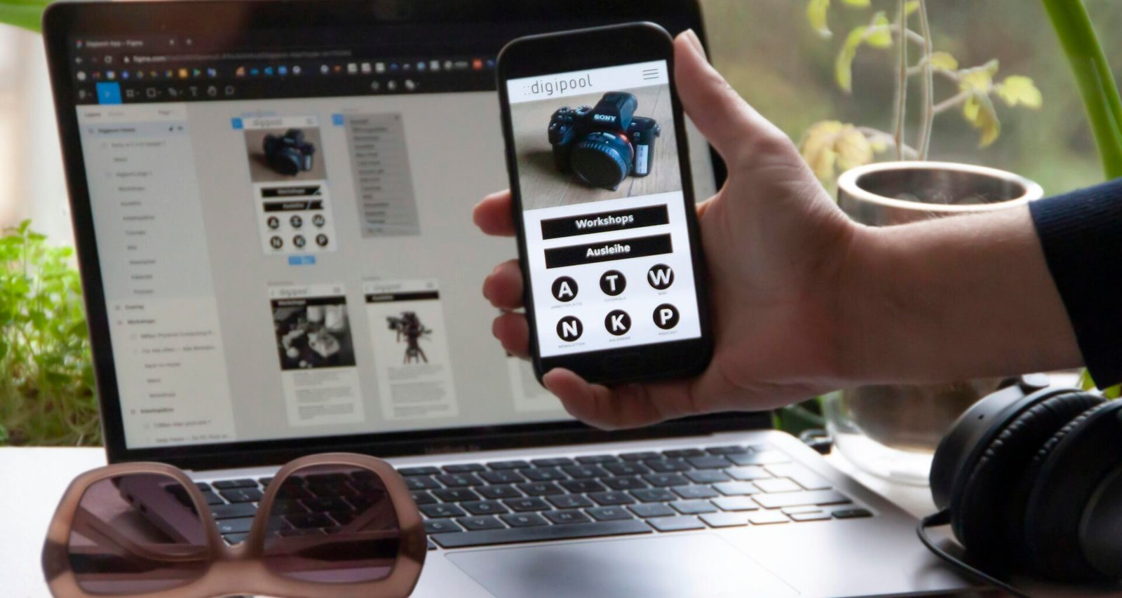 Person mit einer schwarz-weißen Keramiktasse aus Keramik, die in der Hand gehalten wird und das Detail betont.