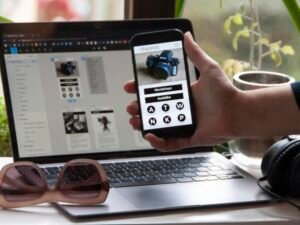 Nahaufnahme einer Person, die eine schwarz-weiße Keramiktasse in der Hand hält, geeignet für Themen rund um Technik und Alltag