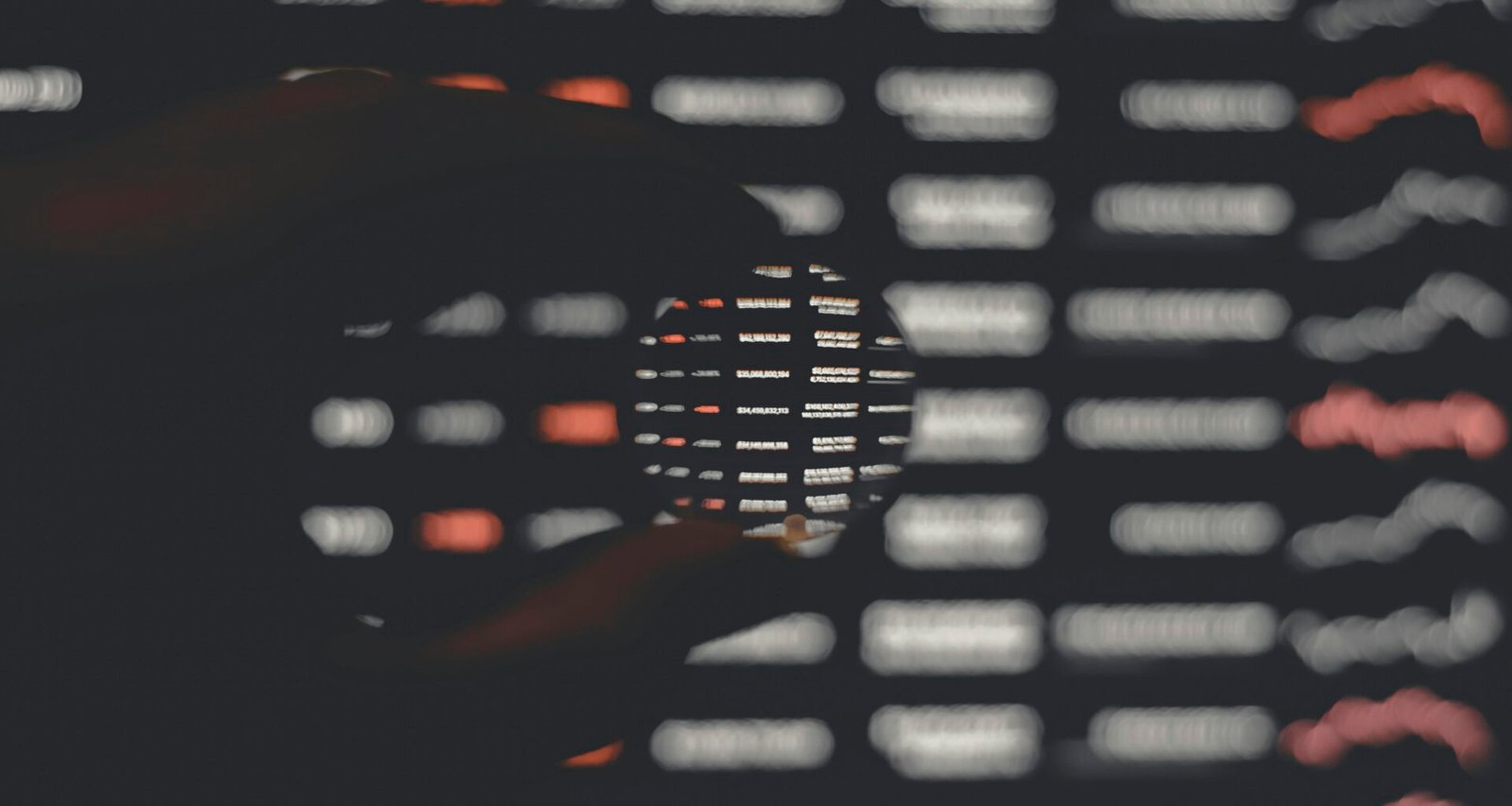 Eine Person hält ein rundes, schwarz-weiß gemustertes Ornament in den Händen als Symbol für Kreativität und Design.