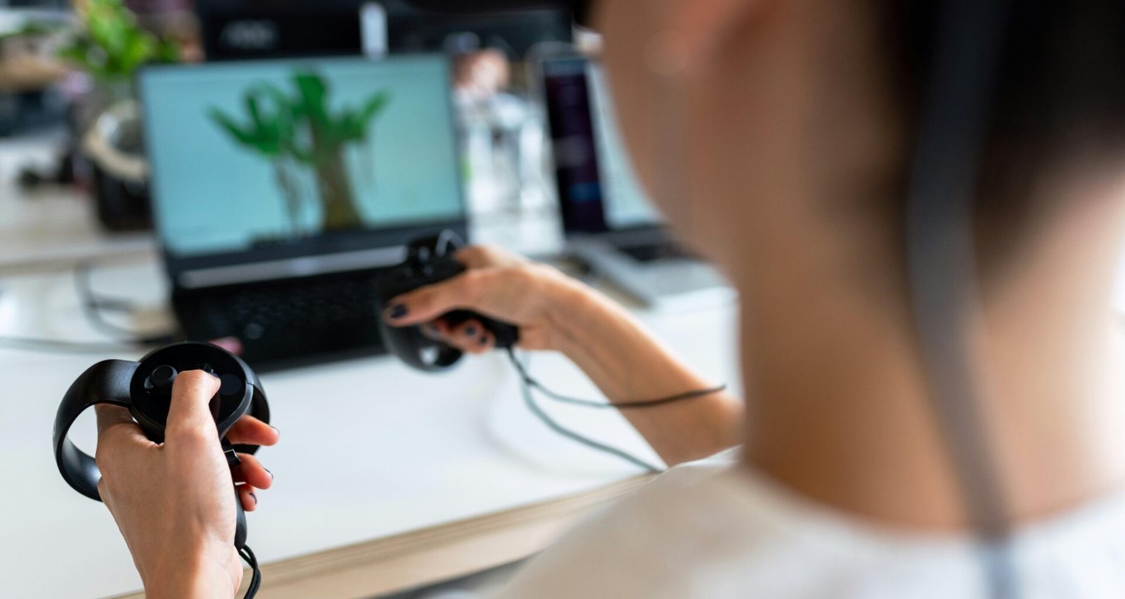 Nahaufnahme einer Person mit einem schwarzen Gamecontroller in der Hand, die einen modernen Gaming-Trend veranschaulicht.