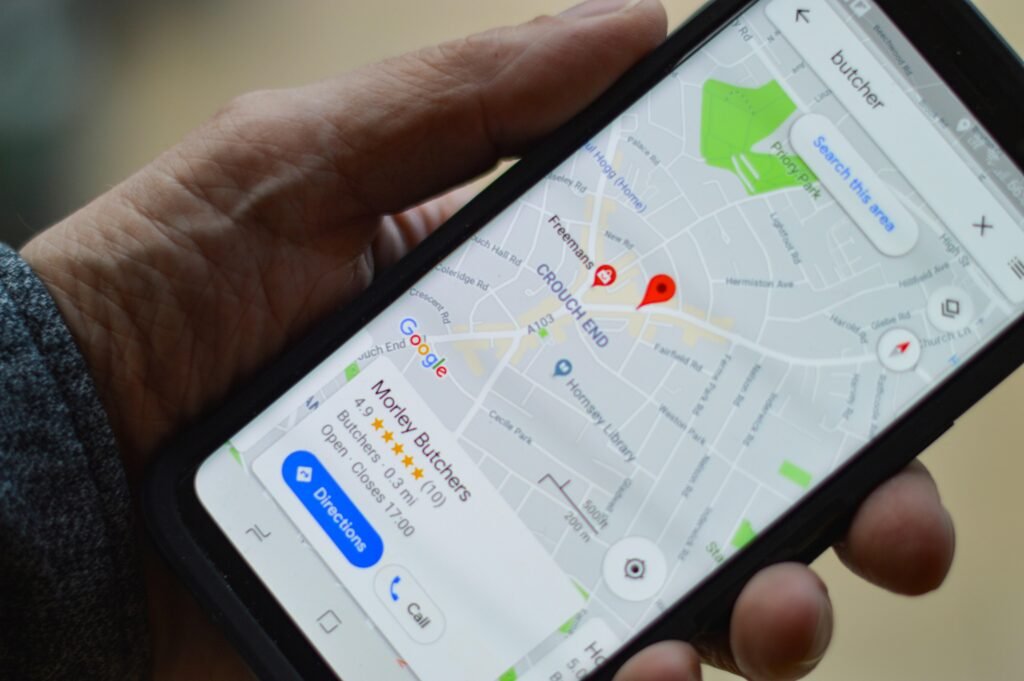 Person hält ein schwarzes Smartphone in der Hand, das moderne mobile Kommunikation und Technik symbolisiert