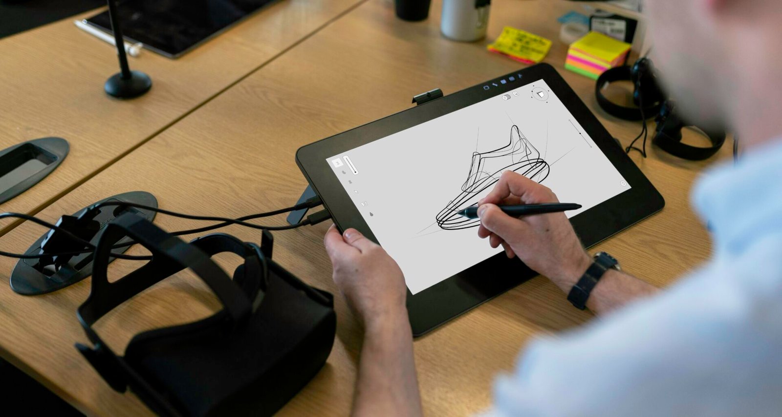 Eine Person hält ein weißes Druckerpapier in der Hand, bereit für den Arbeitsprozess im modernen Büroalltag.