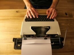 Person hält ein weißes Blatt Druckerpapier – Symbolbild für Dokumentenverwaltung im Büroalltag.