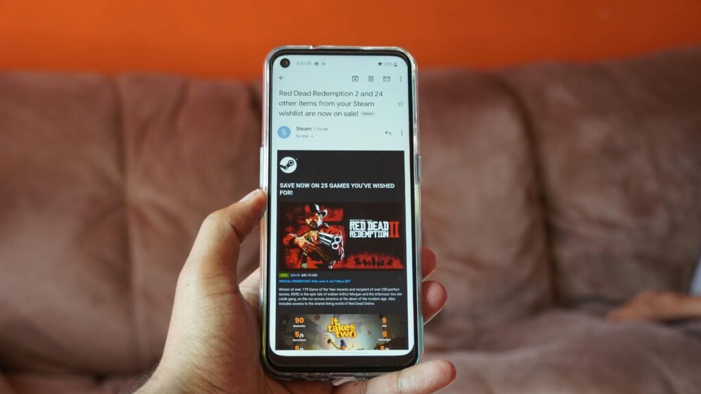 Person hält ein weißes Samsung Android Smartphone in der Hand, Fokus auf Gerät und Fingern, technisches Alltagsbild