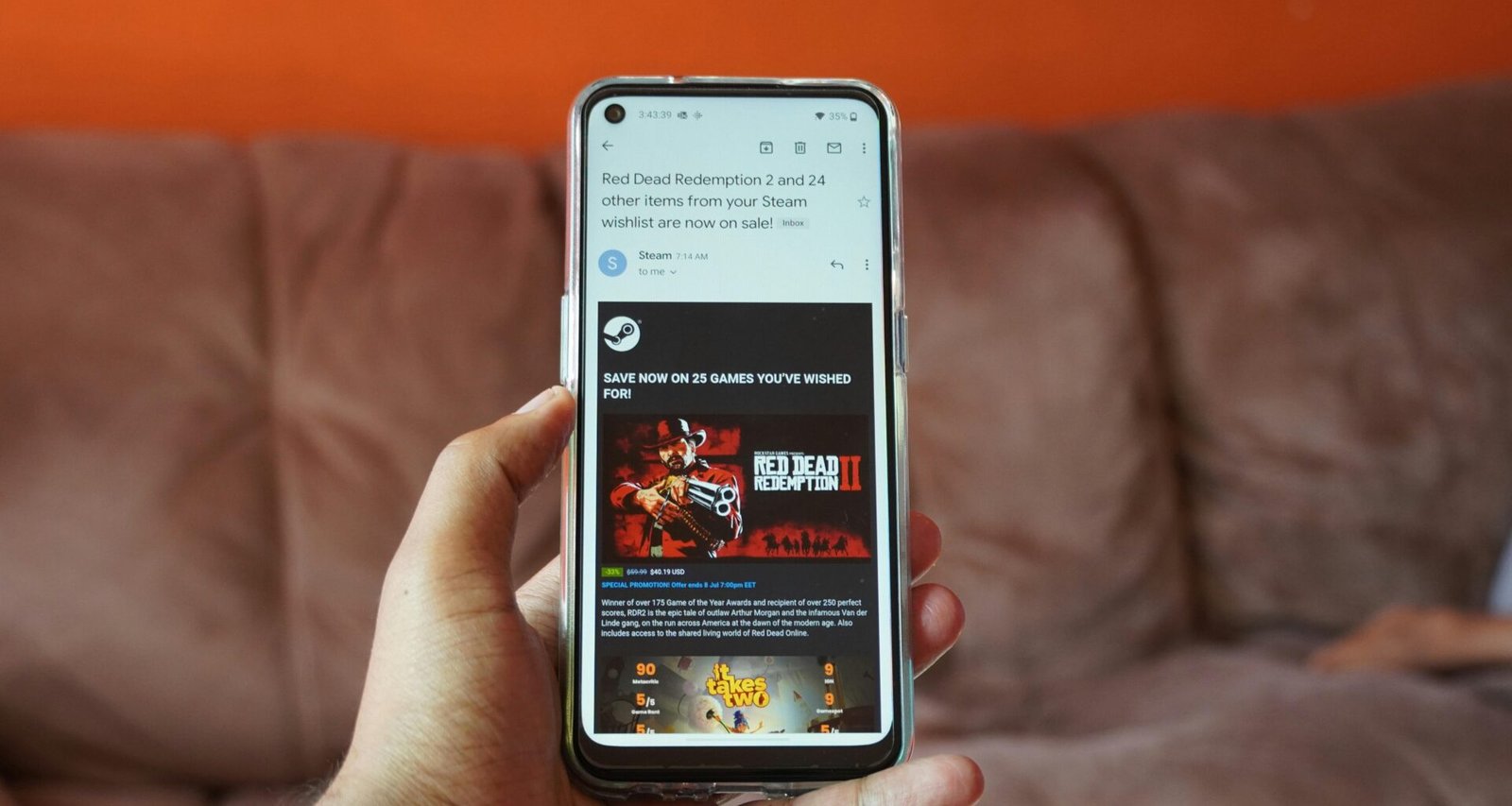Person hält ein weißes Samsung Android Smartphone in der Hand, Fokus auf Gerät und Fingern, technisches Alltagsbild