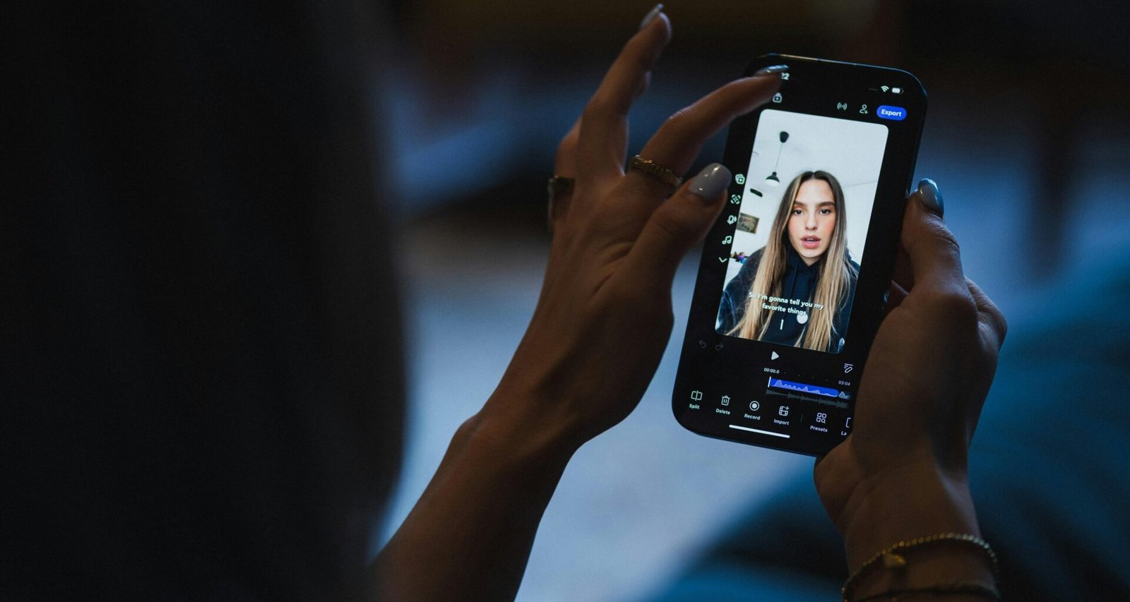 Eine Person blickt auf den Bildschirm eines Smartphones und schaut ein Video, Nahaufnahme der Hand mit Smartphone.