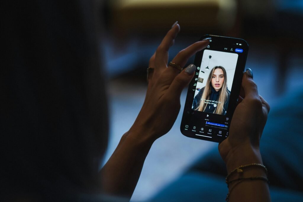 Person hält ein Smartphone und schaut sich darauf ein Video an – Symbol für mobiles Video-Streaming im Alltag.