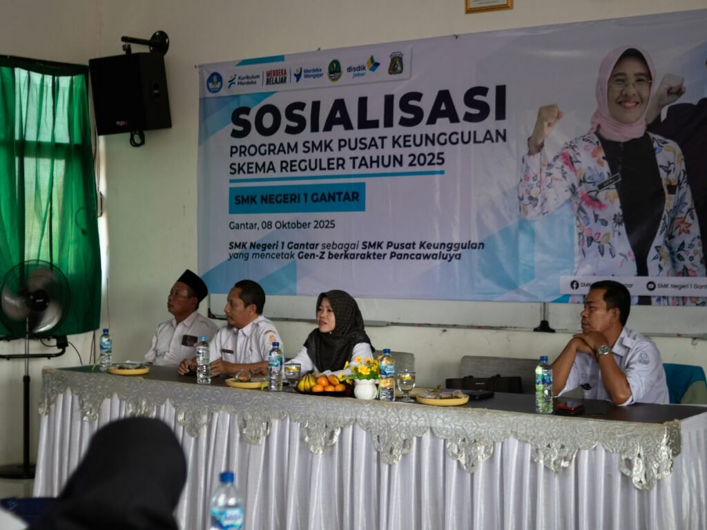 Mehrere Menschen sitzen an einem Tisch und hören einer Präsentation während eines Meetings in einem modernen Raum zu.