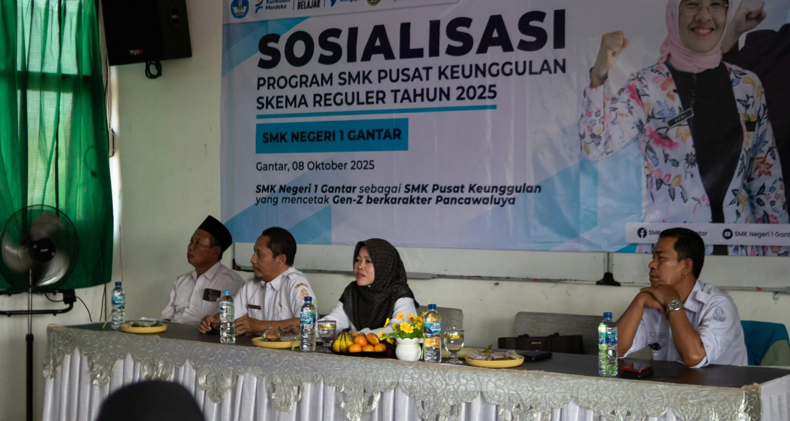 Mehrere Menschen sitzen an einem Tisch und hören einer Präsentation während eines Meetings in einem modernen Raum zu.