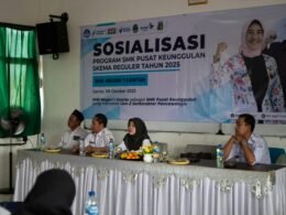 Mehrere Menschen sitzen an einem Tisch und hören einer Präsentation während eines Meetings in einem modernen Raum zu.