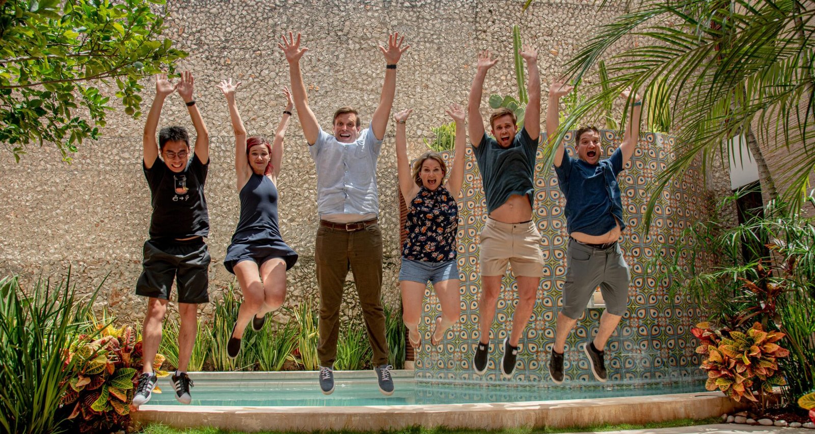 Mehrere Personen stehen gemeinsam auf einer grauen Betonfläche im Freien bei Tageslicht