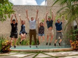 Mehrere Personen stehen gemeinsam auf einer grauen Betonfläche im Freien bei Tageslicht