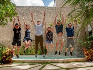 Mehrere Personen stehen gemeinsam auf einer grauen Betonfläche im Freien bei Tageslicht