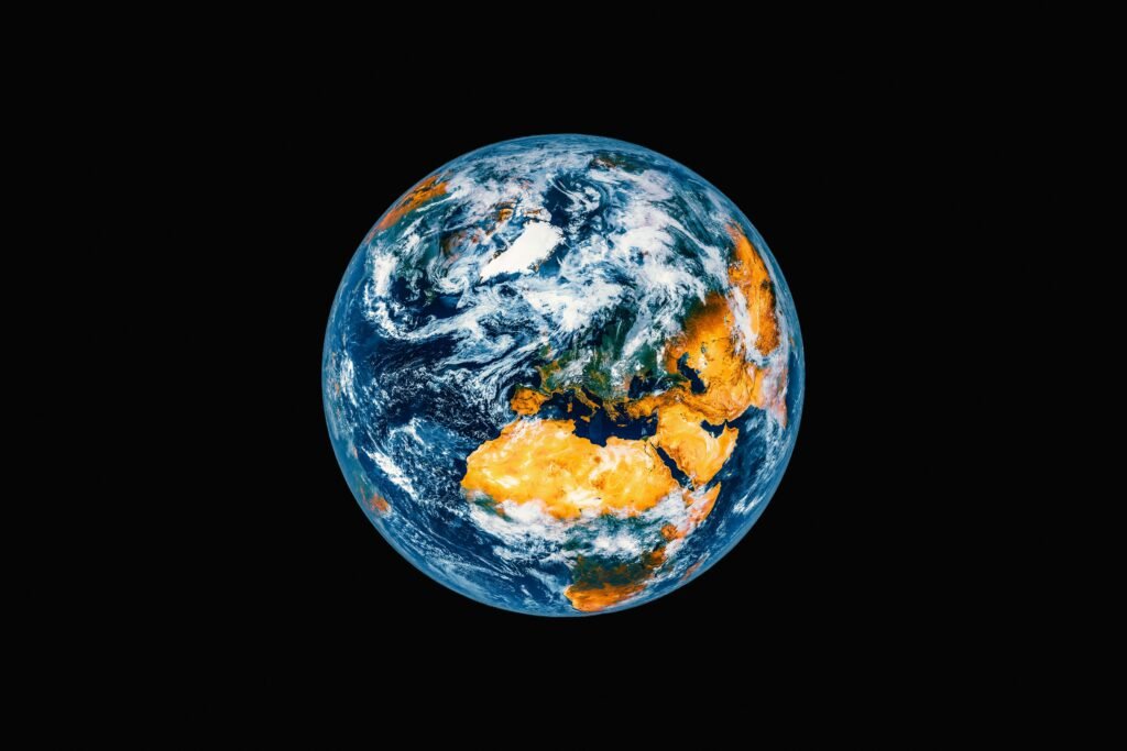 Planet Erde vom Weltraum aus mit sichtbaren Wolken und Landmassen, fotografiert aus großer Höhe.